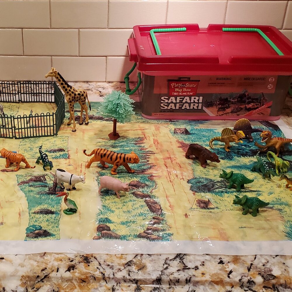 Safari Animals + 11 Dinosaurs Figures Fence Mat & Box Action Products 2001 VIDEO
